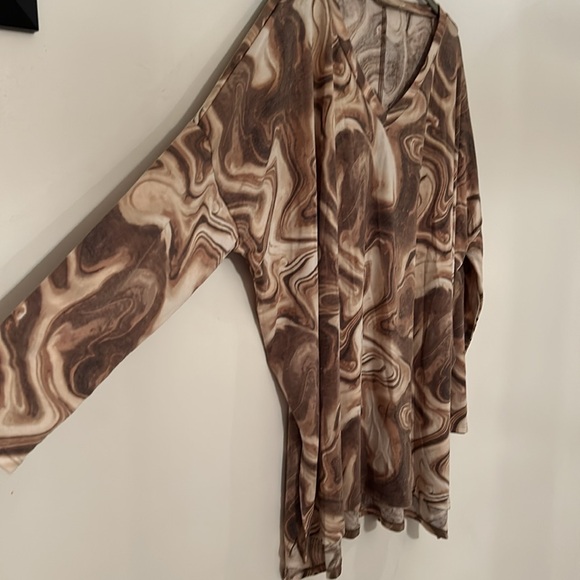 NWOT Zenana Hi-low Blouse in Mocha Marble - Picture 3 of 6